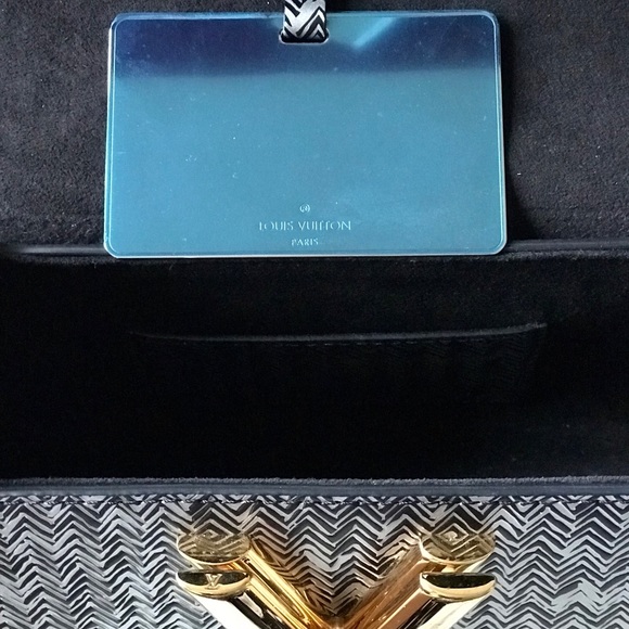 Limited Edition LV twist - Picture 3 of 7